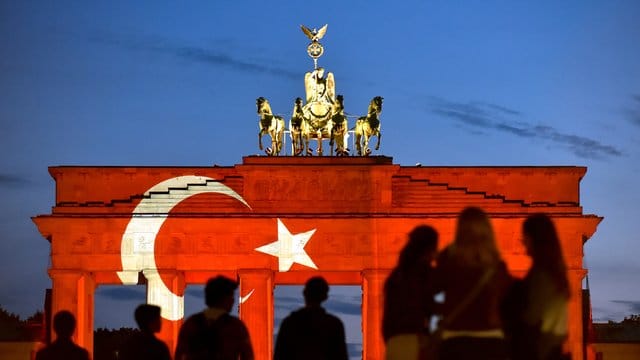 Mit der Aktion wollte Berlin seine Verbundenheit und Solidarität mit der türkischen Metropole zeigen. Mit der Aktion wollte Berlin seine Verbundenheit und Solidarität mit der türkischen Metropole zeigen.