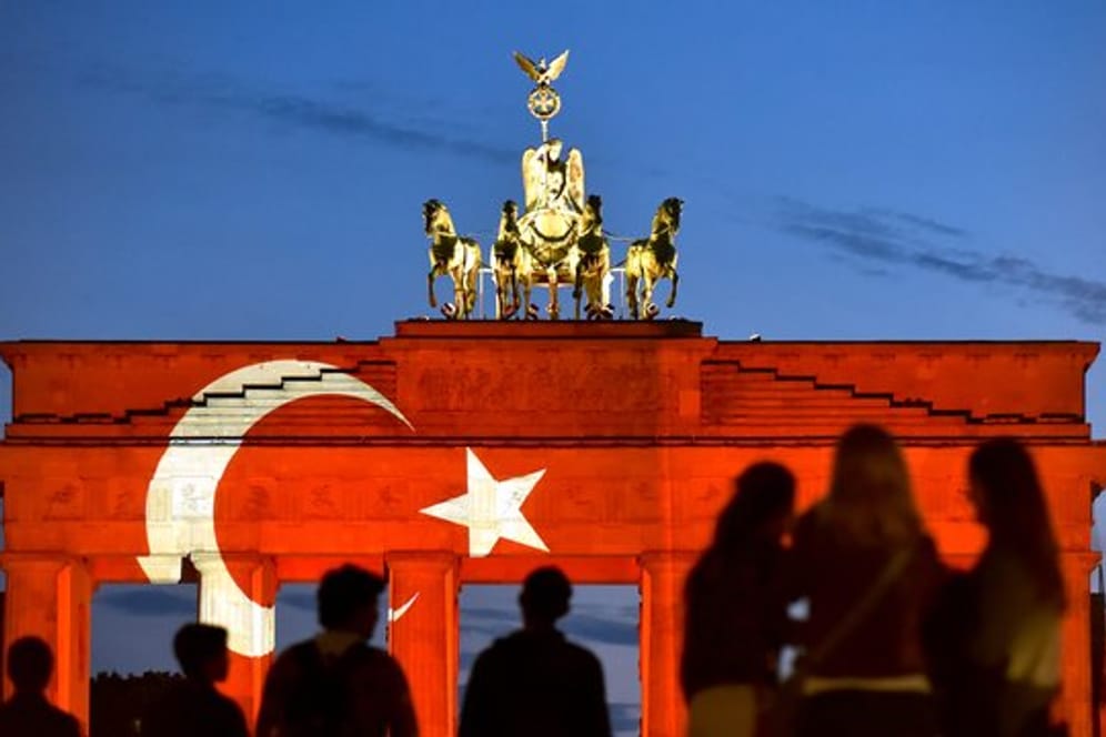 Mit der Aktion wollte Berlin seine Verbundenheit und Solidarität mit der türkischen Metropole zeigen.