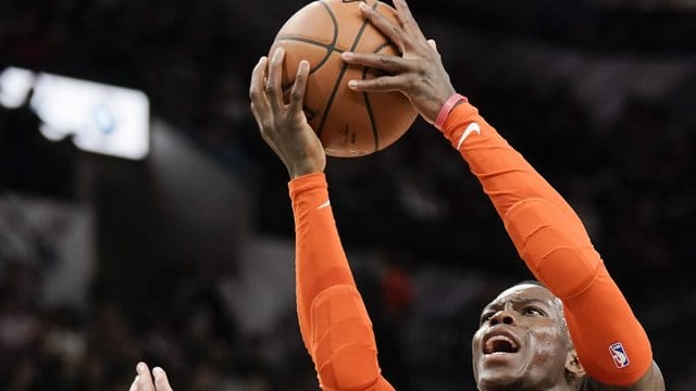 Musste mit Oklahoma eine weitere Pleite hinnehmen: Dennis Schröder (r). Musste mit Oklahoma eine weitere Pleite hinnehmen: Dennis Schröder (r).