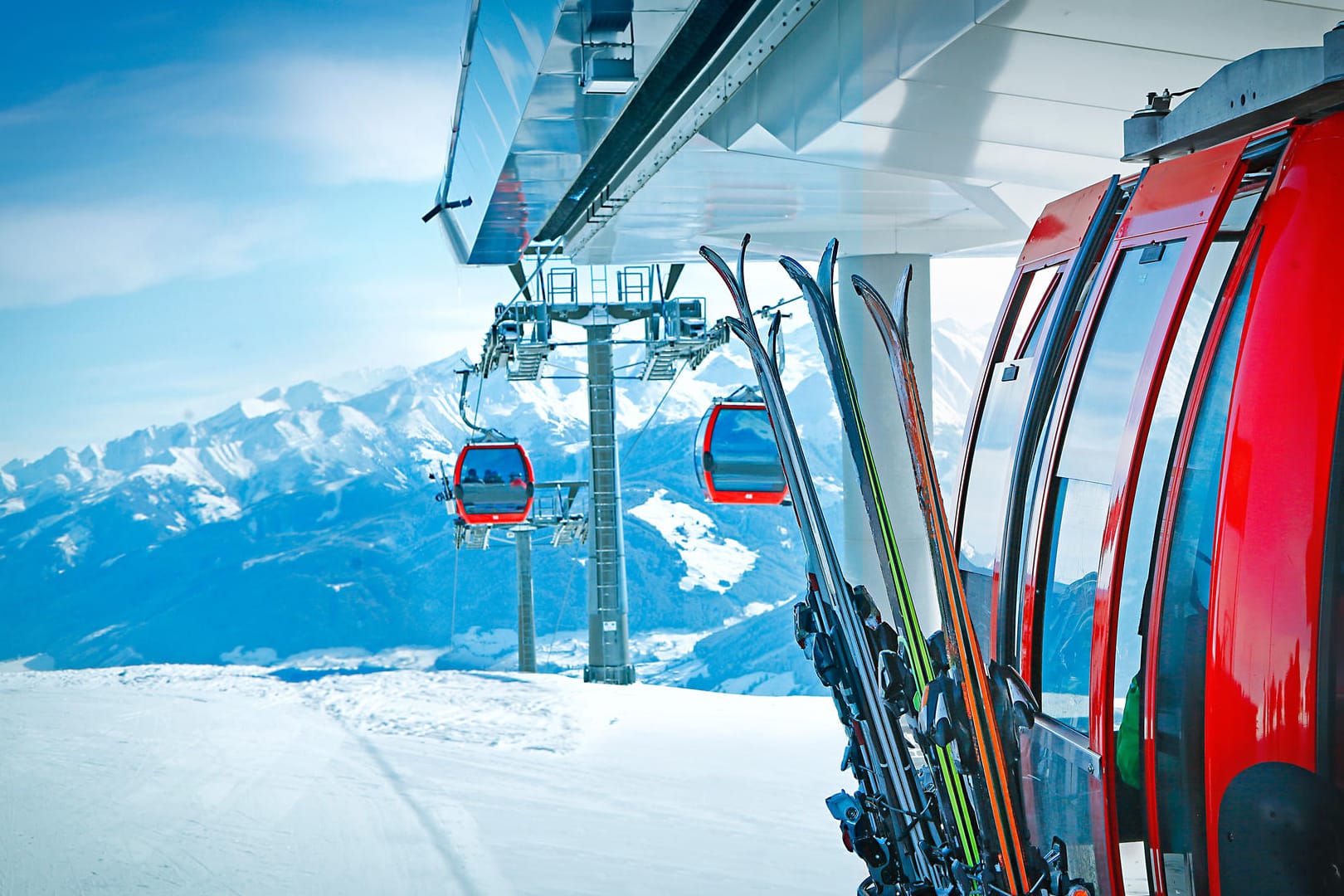 Skilift in den Alpen: Viele Urlauber wissen nicht, dass es bei Skipässen häufig deutliche Preisunterschiede gibt.