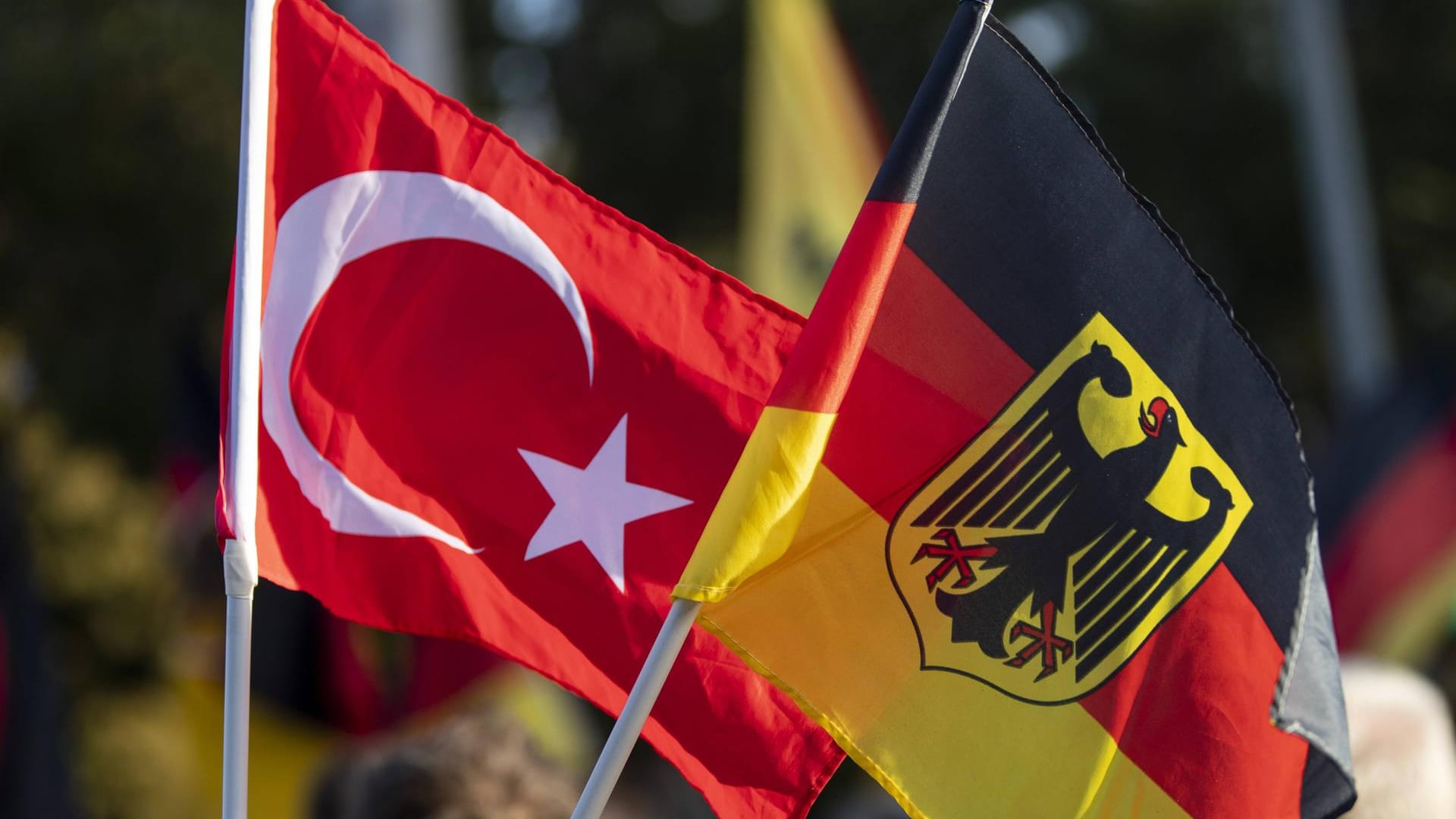 Eine deutsche und eine türkische Flagge: Die Linksfraktion kritisiert, dass Deutschland trotz vieler positiver Asylbescheide für Menschen aus der Türkei, trotzdem mit dem Land zusammenarbeite. Eine deutsche und eine türkische Flagge: Die Linksfraktion kritisiert, dass Deutschland trotz vieler positiver Asylbescheide für Menschen aus der Türkei, trotzdem mit dem Land zusammenarbeite.
