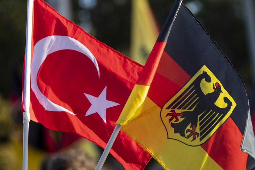 Eine deutsche und eine türkische Flagge: Die Linksfraktion kritisiert, dass Deutschland trotz vieler positiver Asylbescheide für Menschen aus der Türkei, trotzdem mit dem Land zusammenarbeite.