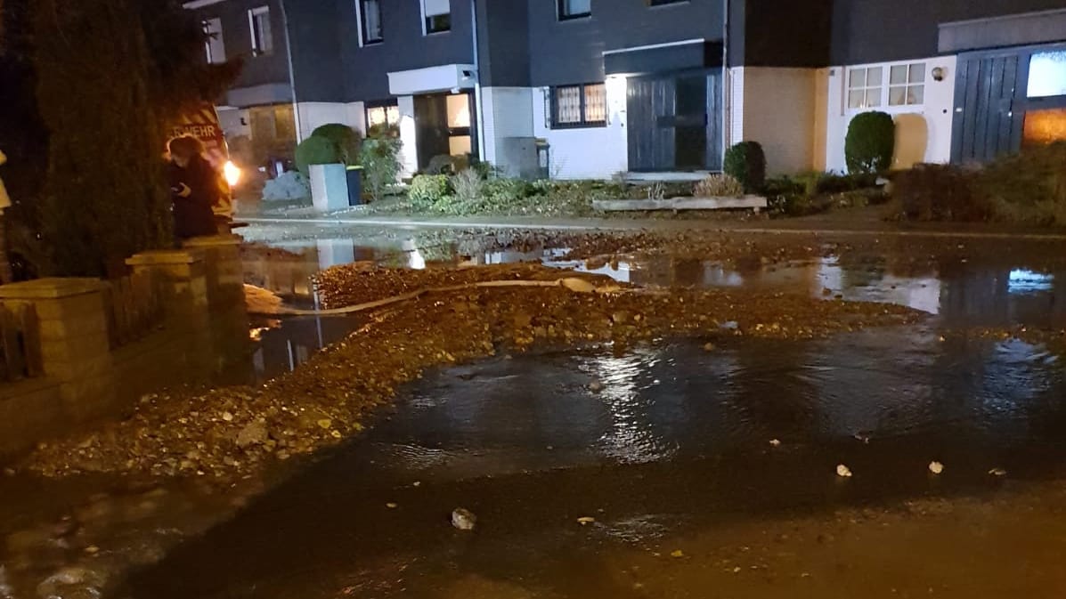 Ein Wasserrohrbruch im Ruhrgebiet hat mehr als 200 000 Menschen kurzzeitig von der Wasserversorgung abgeschnitten. Ein Wasserrohrbruch im Ruhrgebiet hat mehr als 200 000 Menschen kurzzeitig von der Wasserversorgung abgeschnitten.