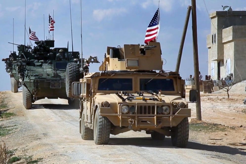 US-Militärfahrzeuge in der nordsyrischen Stadt Manbidsch (Archivbild): Die amerikanischen Truppen haben offenbar mit dem Abzug erster