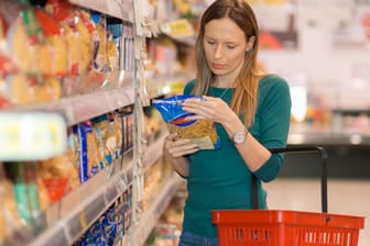 Frau im Supermarkt: Für viele Großpackungen müssen Kunden draufzahlen.