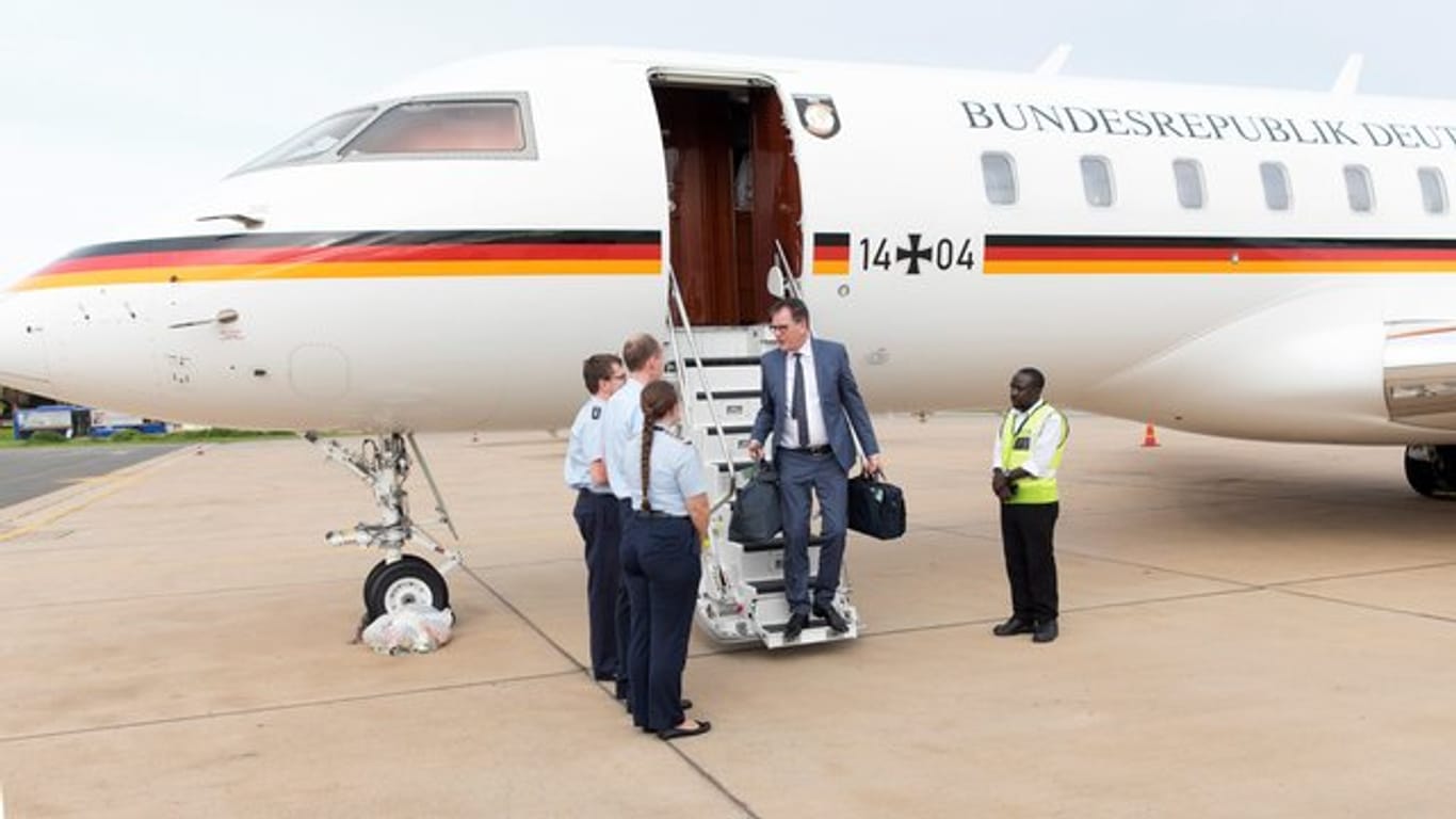 Gestrandet: Bundesentwicklungsminister Gerd Müller (im dunklen Anzug) am Kamuzu International Airport in Malawi.