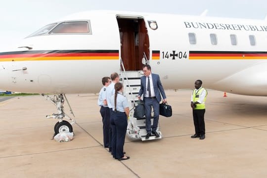 Gestrandet: Bundesentwicklungsminister Gerd Müller (im dunklen Anzug) am Kamuzu International Airport in Malawi.