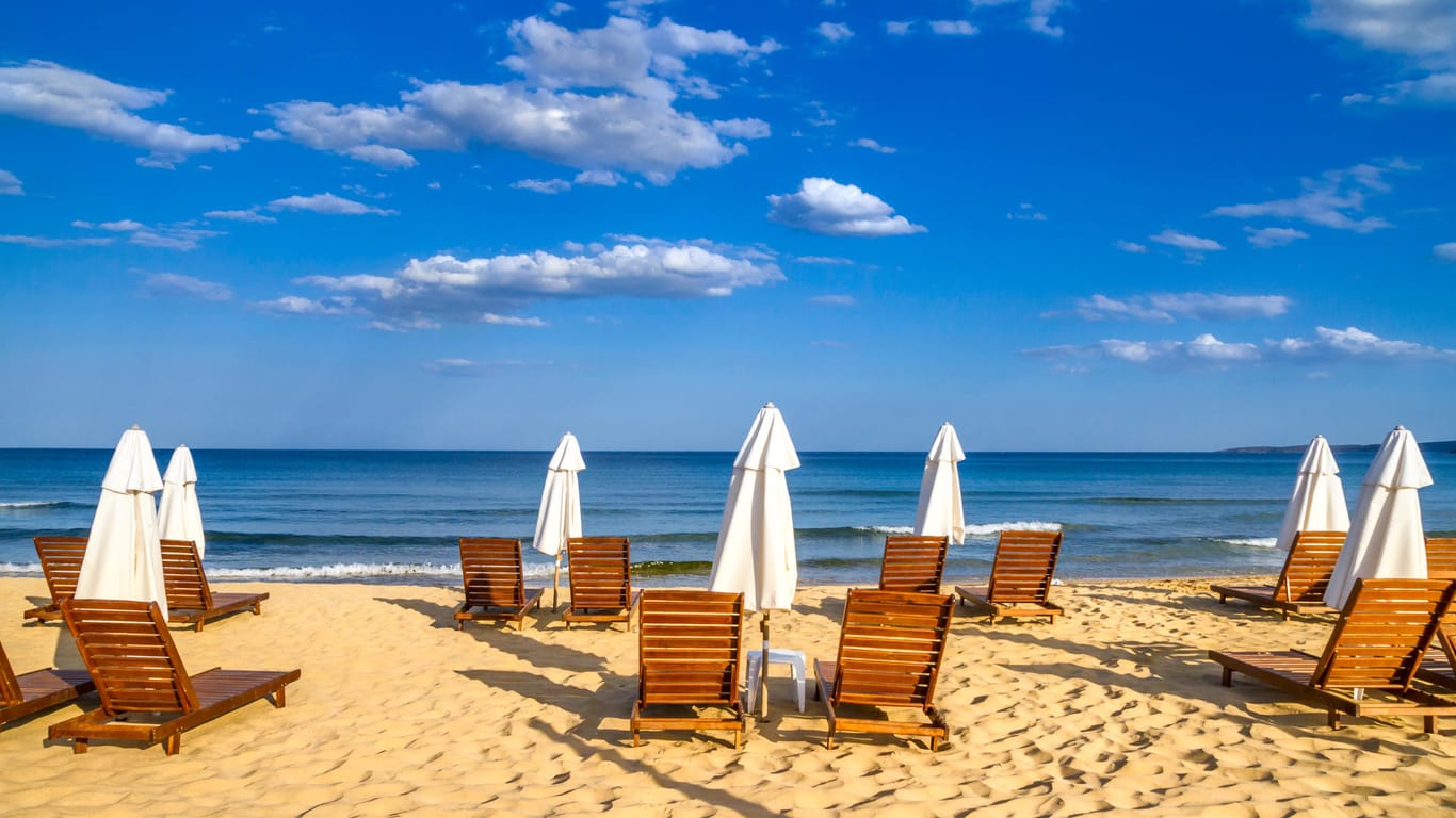 Sonnenschirme und Liegen am Strand: Generell ist der Urlaub in Süd- und Osteuropa günstiger als in Deutschland.