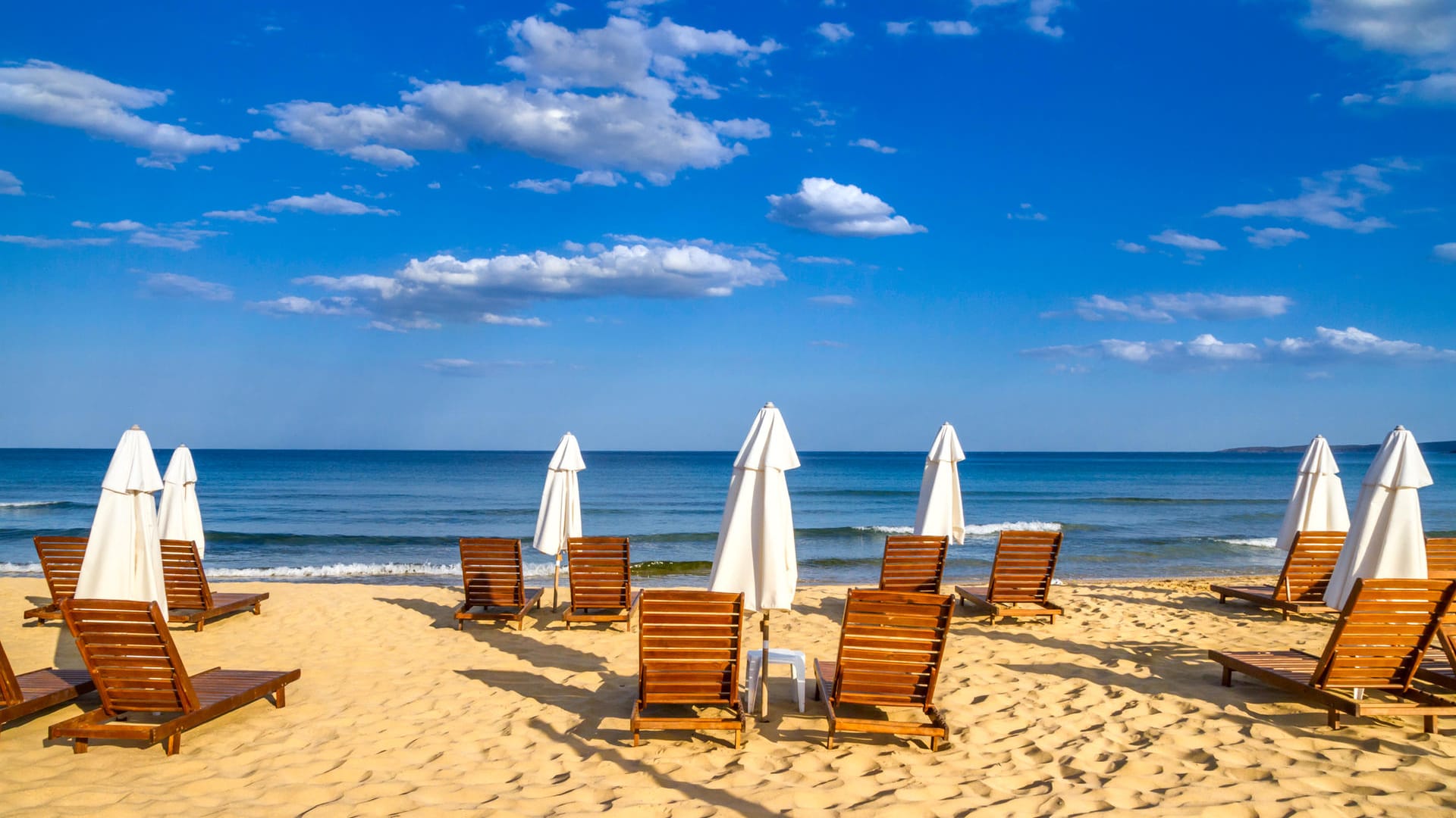 Sonnenschirme und Liegen am Strand: Generell ist der Urlaub in Süd- und Osteuropa günstiger als in Deutschland.