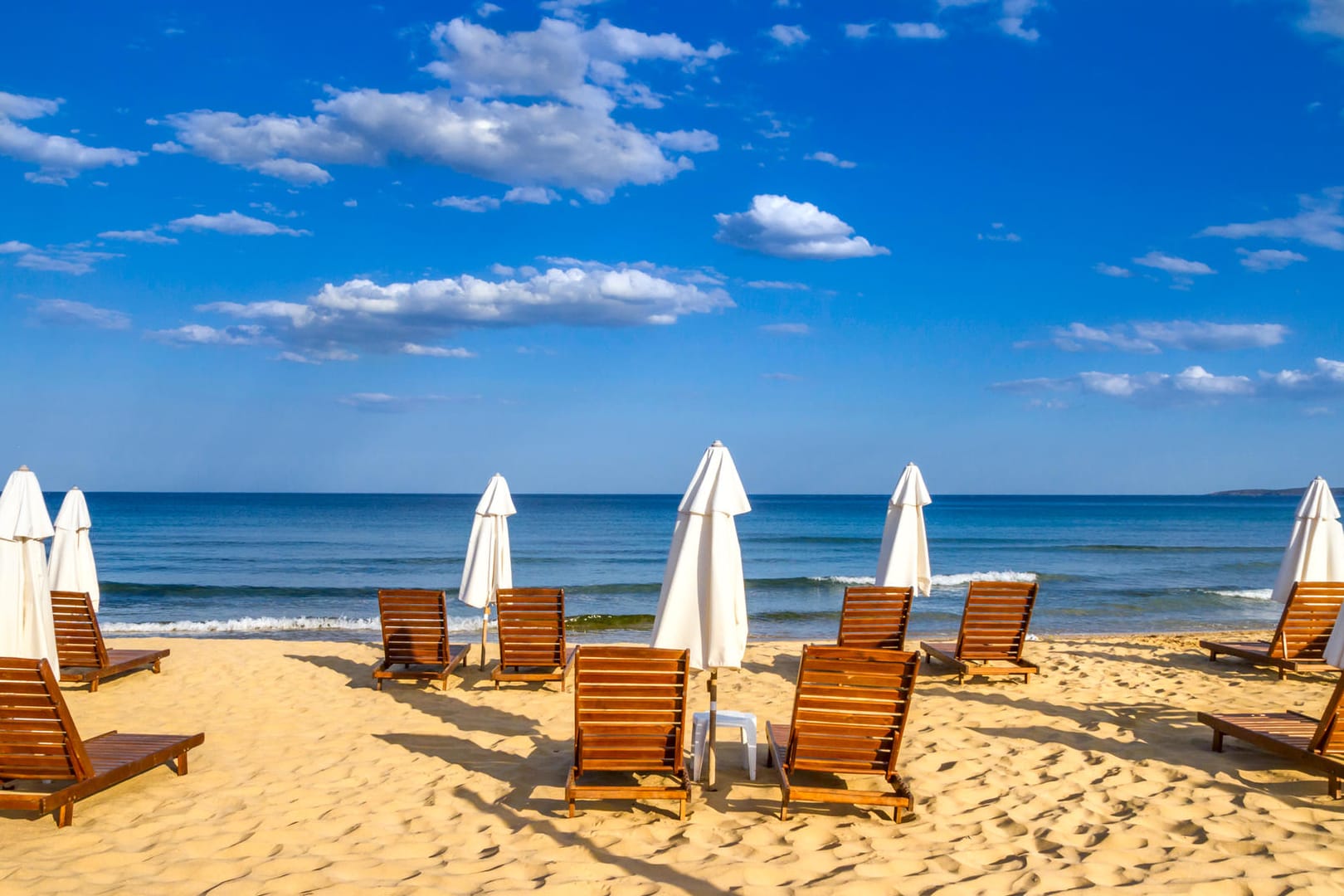 Sonnenschirme und Liegen am Strand: Generell ist der Urlaub in Süd- und Osteuropa günstiger als in Deutschland.