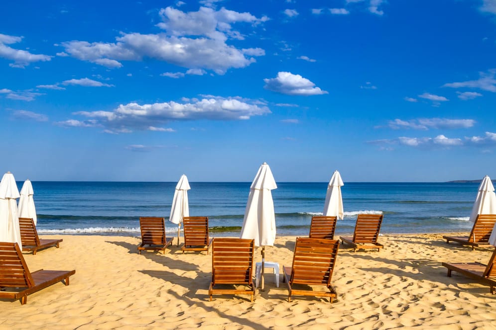 Sonnenschirme und Liegen am Strand: Generell ist der Urlaub in Süd- und Osteuropa günstiger als in Deutschland.