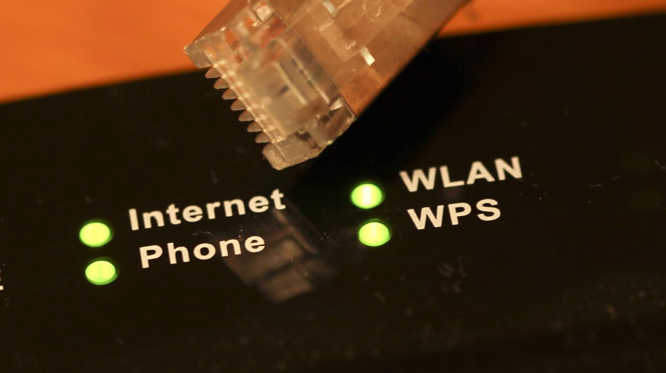 Router und LAN-Kabel: Polizei sucht Mac-Adresse des Erpressers