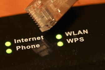 Router und LAN-Kabel: Polizei sucht Mac-Adresse des Erpressers