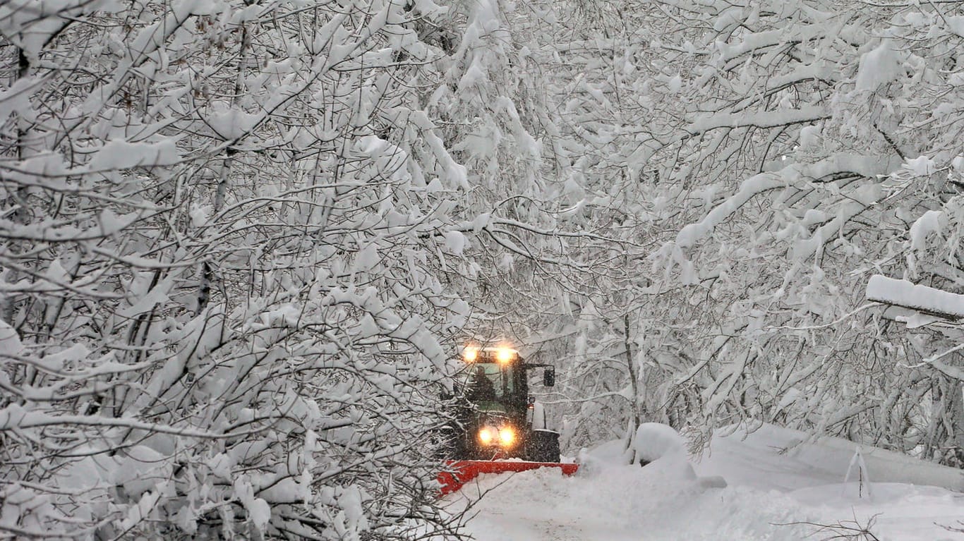 Schneeräumung in einem Wald beim Schongau: In Bayern soll es am Wochenende erneut unwetterartigen Schneefall geben.