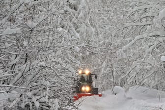 Schneeräumung in einem Wald beim Schongau: In Bayern soll es am Wochenende erneut unwetterartigen Schneefall geben.