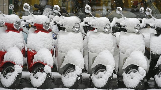 Eingeschneite Motorroller in Zürich.
