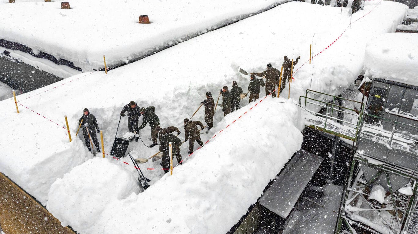 Soldaten des Bundesheeres befreien eine Produktionshalle in Rosenau vom Schnee: Wenige Minuten später stürzte das Dach ein.