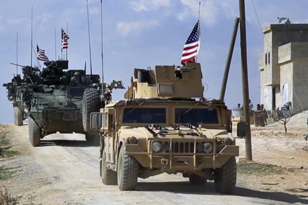 US-Truppen mit gepanzerten Fahrzeugen gehen in den Außenbezirken der Stadt Manbidsch in Stellung.