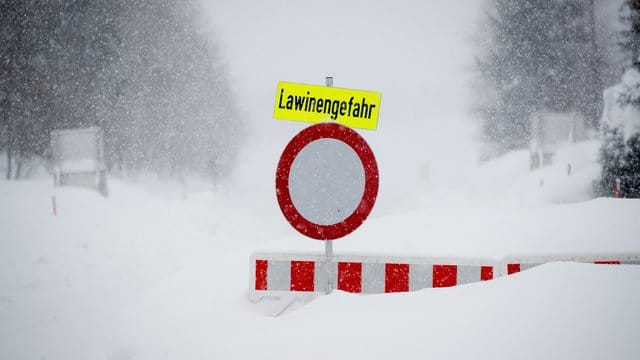 Eine wegen Lawinengefahr gesperrte Straße in Österreich.