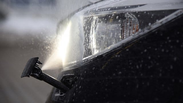 Für bessere Sicht: Die Anlage zur Scheinwerferreinigung kostet Wischwasser, sorgt aber für mehr Sicherheit. Für bessere Sicht: Die Anlage zur Scheinwerferreinigung kostet Wischwasser, sorgt aber für mehr Sicherheit.