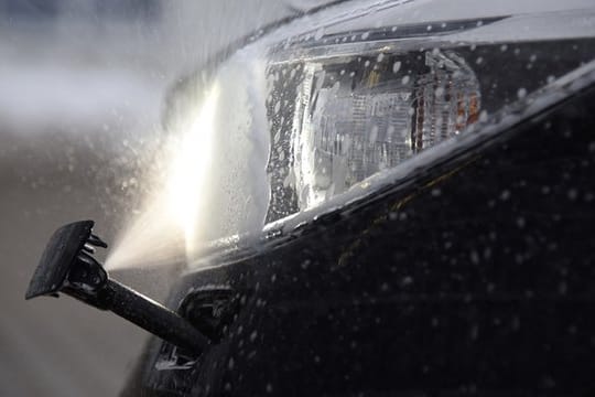 Für bessere Sicht: Die Anlage zur Scheinwerferreinigung kostet Wischwasser, sorgt aber für mehr Sicherheit.