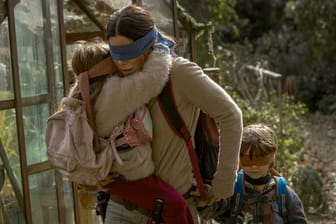 Sandra Bullock mit Vivien Lyra Blair und Julian Edwards in einer Szene des Netflix-Horrorthrillers "Bird Box".