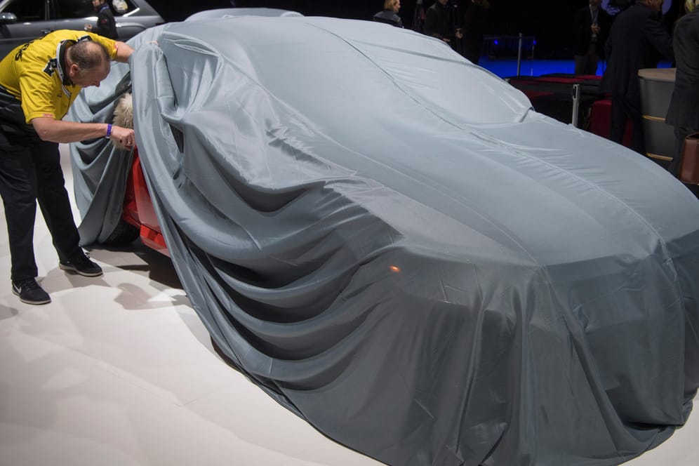 Detroit: Noch verhüllt ist der VW-Jetta am Stand von Volkswagen.