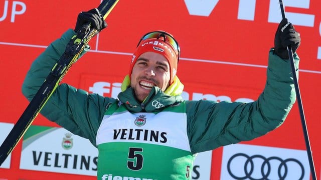 Johannes Rydzek jubelt über seinen Sieg in Val di Fiemme.