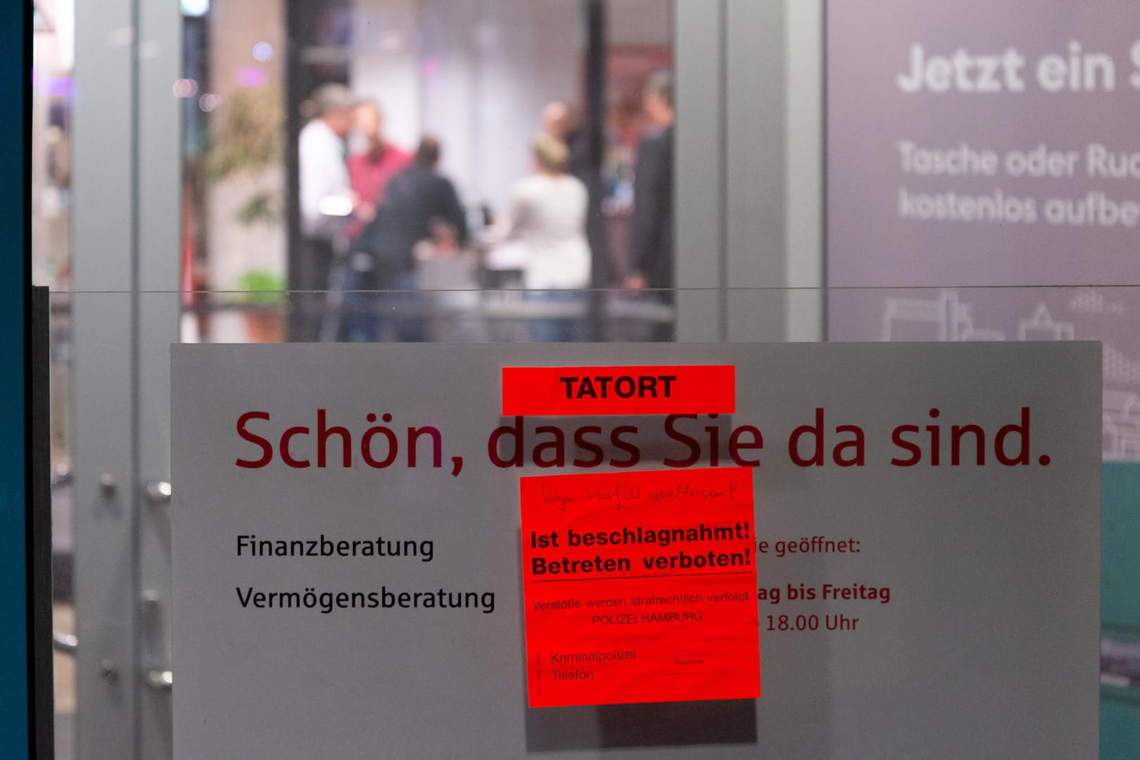 Ein Aufkleber der Polizei weist auf einen "Tatort" hin und darauf, dass die Filiale wegen eines Übefalls geschlossen: Zeugen alarmierten die Polizei, die sofort anrückte.