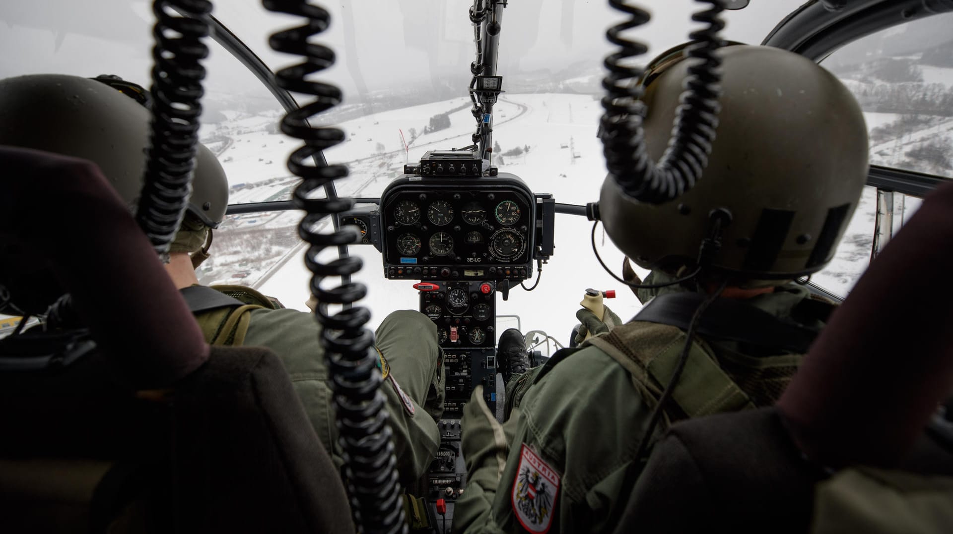 Das Bundesheer auf Erkundungsflug im Raum Ennstal in der Steiermark: Soldaten haben eine deutsche Schülergruppe von einer Alm gerettet.