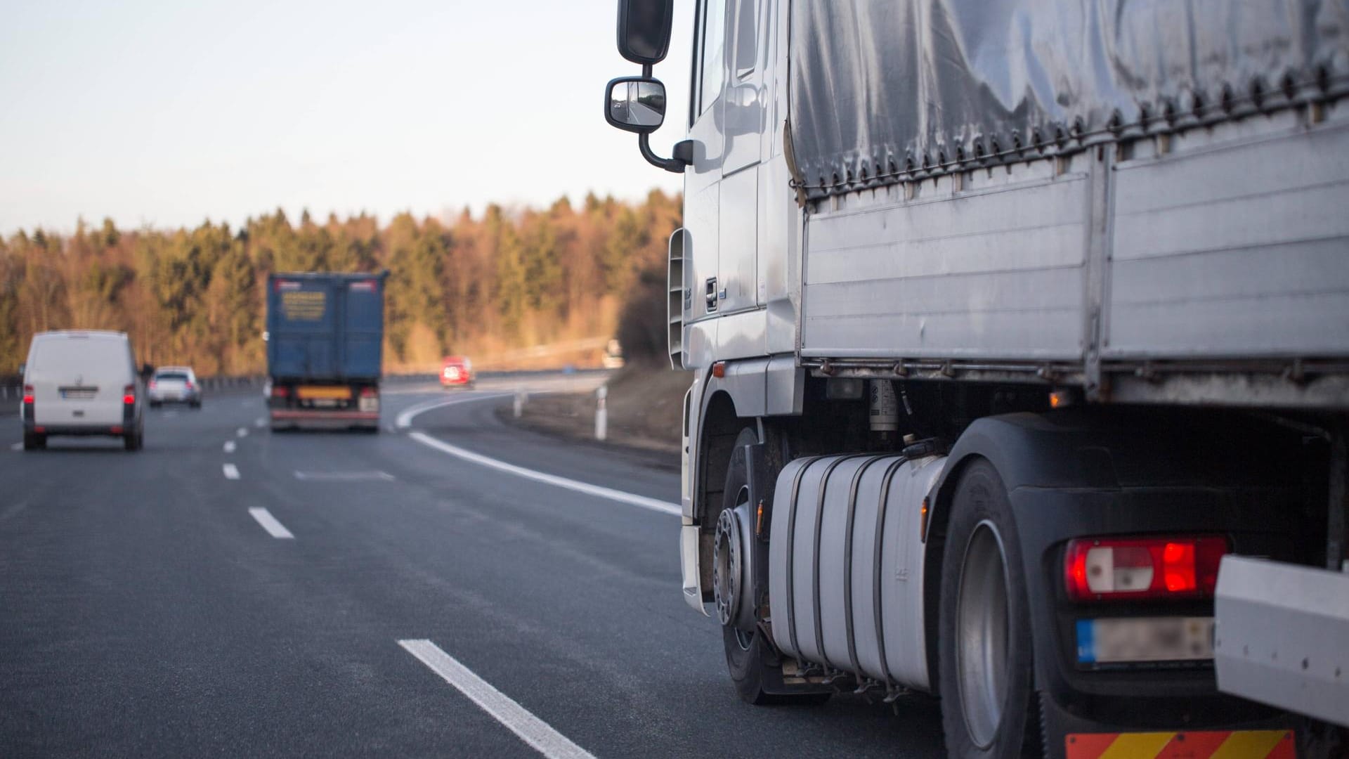 LKWs fahren auf der Autobahn: Die Frauen hat die Plane des Wagens aufgeschlitzt, um sich bemerkbar zu machen. (Symbolbild)