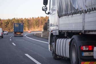 LKWs fahren auf der Autobahn: Die Frauen hat die Plane des Wagens aufgeschlitzt, um sich bemerkbar zu machen. (Symbolbild)