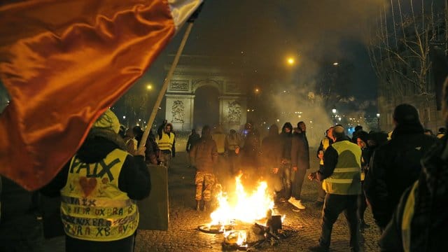 Die "Gelbwesten"-Krise ist für Macron die bisher größte Herausforderung in seiner Amtszeit. Die "Gelbwesten"-Krise ist für Macron die bisher größte Herausforderung in seiner Amtszeit.
