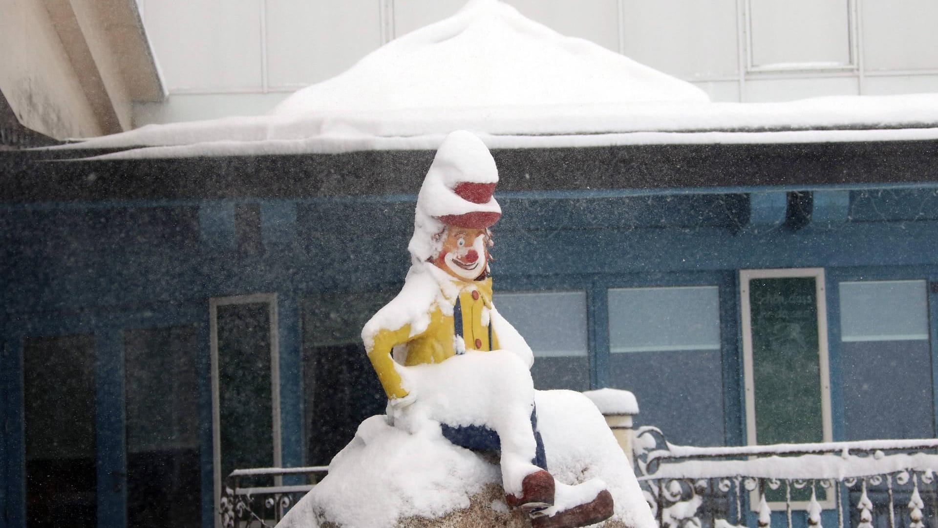 Feldberg im Schwarzwald Kleine verschneite Figur vor einem Hotel am Feldberg Erste Winterimpression Feldberg im Schwarzwald Kleine verschneite Figur vor einem Hotel am Feldberg Erste Winterimpression
