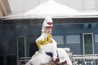 Feldberg im Schwarzwald Kleine verschneite Figur vor einem Hotel am Feldberg Erste Winterimpression