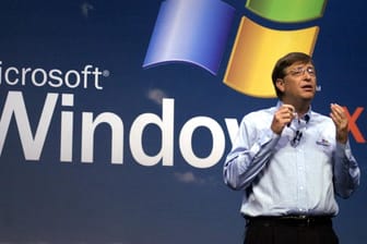 Bill Gates mit Windows Logo