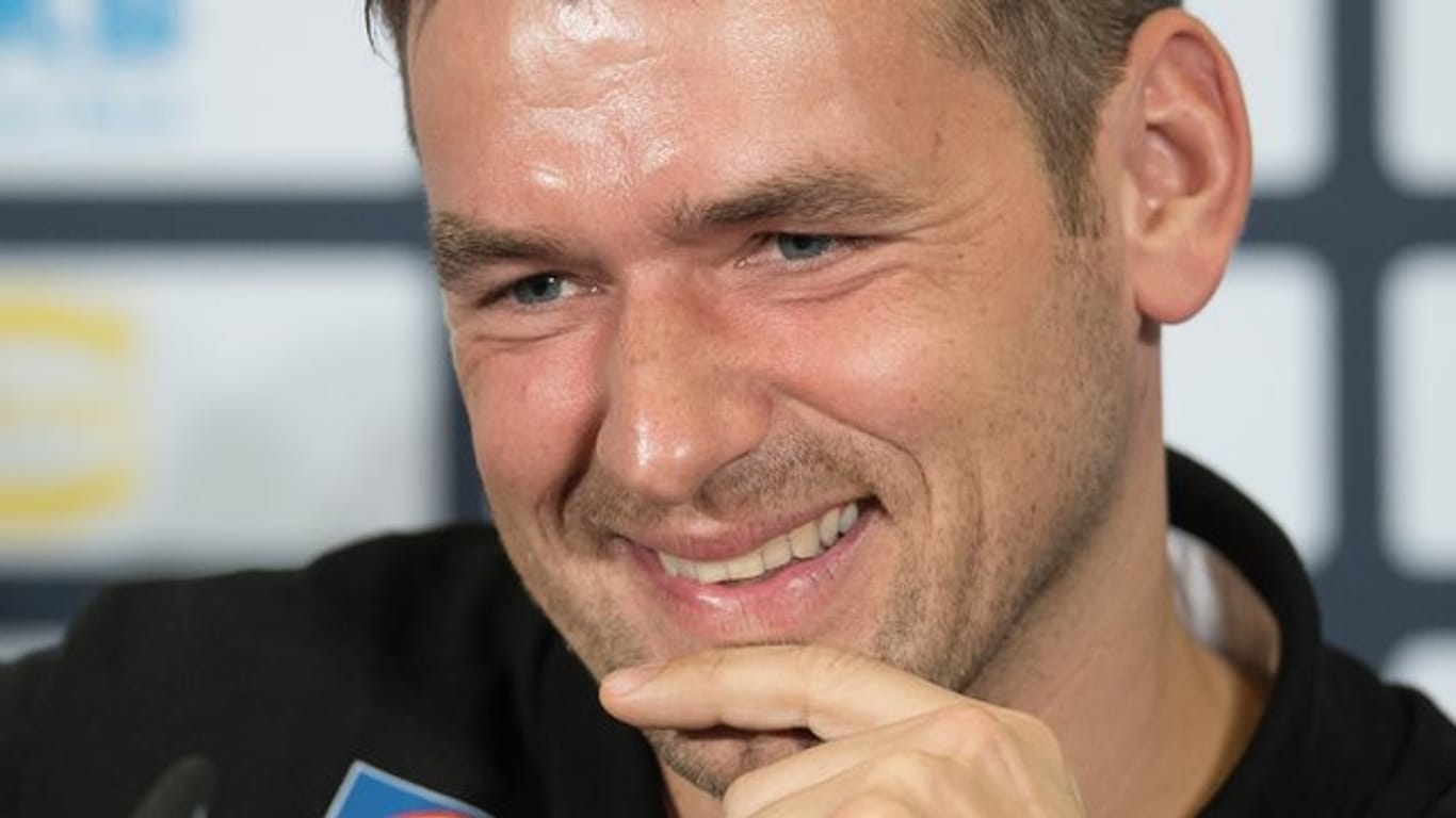 Handball-Bundestrainer Christian Prokop saß mit einem Dauergrinsen im Gesicht bei der Pressekonferenz auf dem Podium.