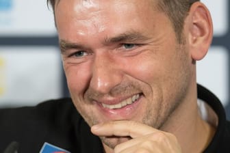 Handball-Bundestrainer Christian Prokop saß mit einem Dauergrinsen im Gesicht bei der Pressekonferenz auf dem Podium.