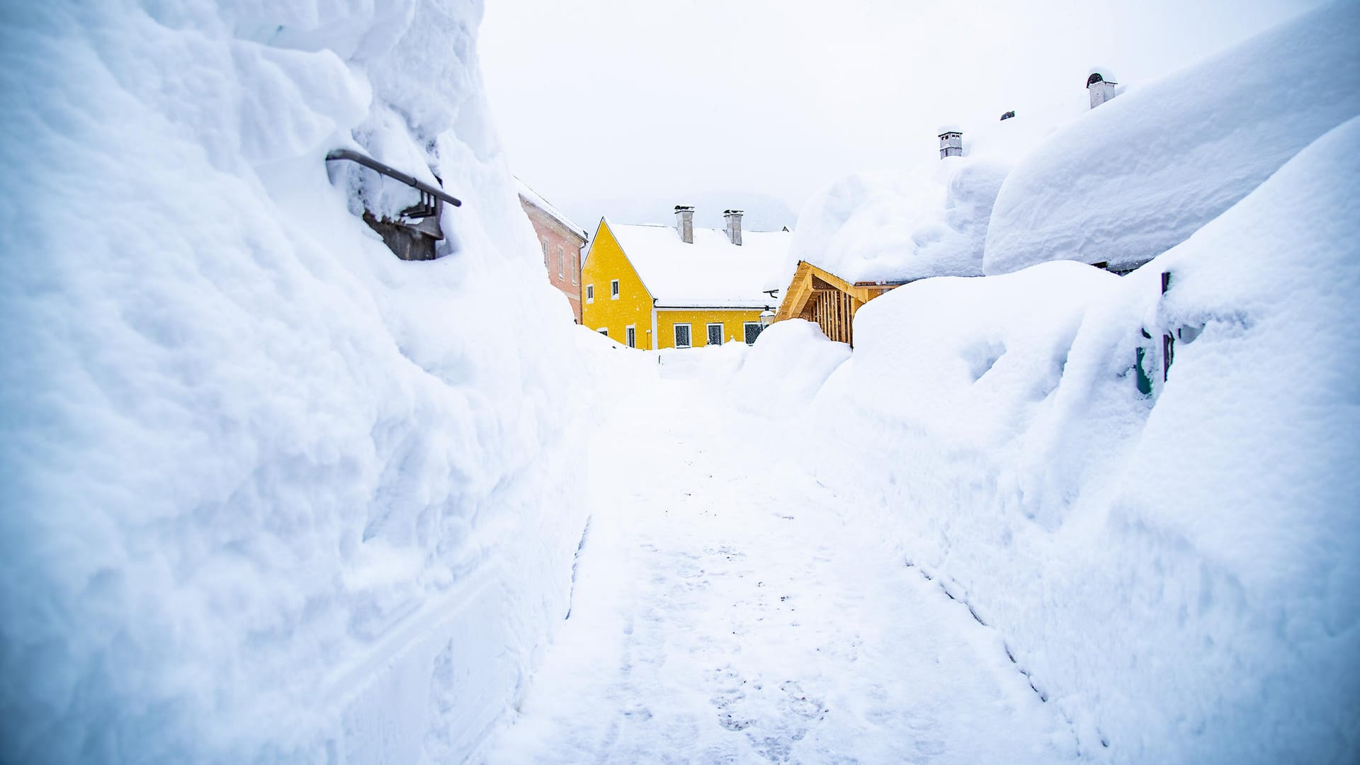 Der Schnee türmt sich zu beiden Seiten einer Gasse in der Stadt Mariazell/Obersteiermark: Es kommt noch etwas Schnee dazu, und dann erstmal nicht mehr. Kein Drama.