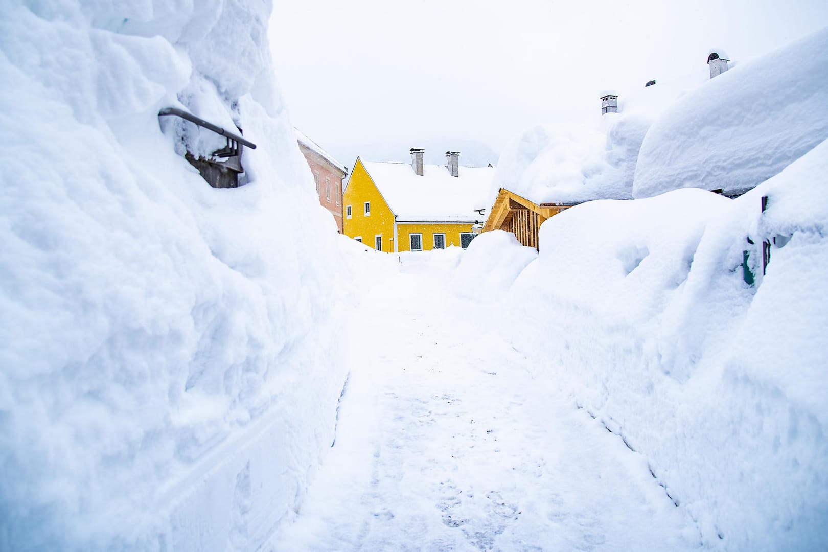 Der Schnee türmt sich zu beiden Seiten einer Gasse in der Stadt Mariazell/Obersteiermark: Es kommt noch etwas Schnee dazu, und dann erstmal nicht mehr. Kein Drama.