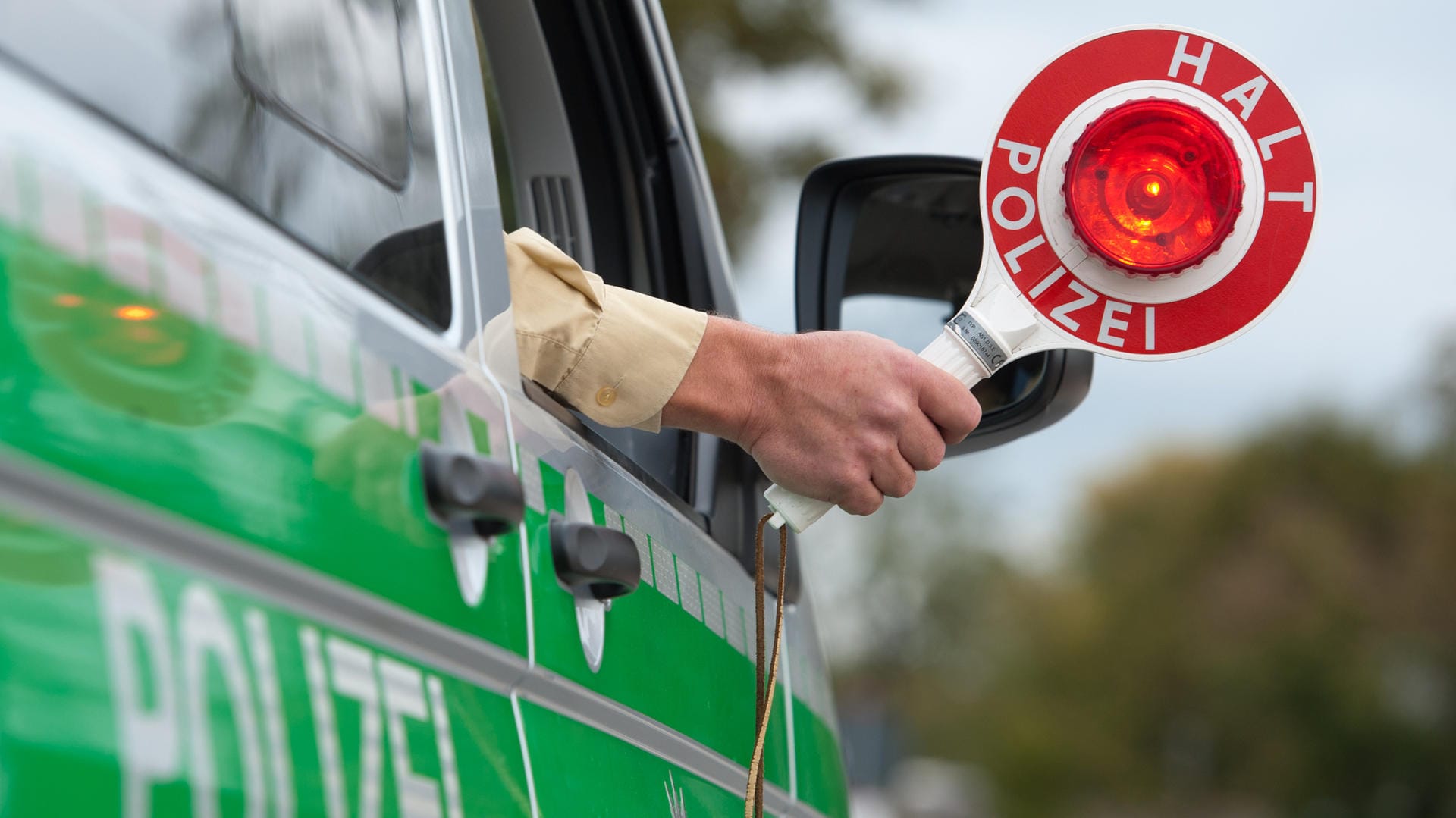 Die Polizei hält eine Kelle mit der Aufschrift "Halt Polizei" aus dem Fenster eines Polizeiwagens: Bis zu 1.300 Euro könnte der Vorfall den Mann kosten. (Archivbild) Die Polizei hält eine Kelle mit der Aufschrift "Halt Polizei" aus dem Fenster eines Polizeiwagens: Bis zu 1.300 Euro könnte der Vorfall den Mann kosten. (Archivbild)