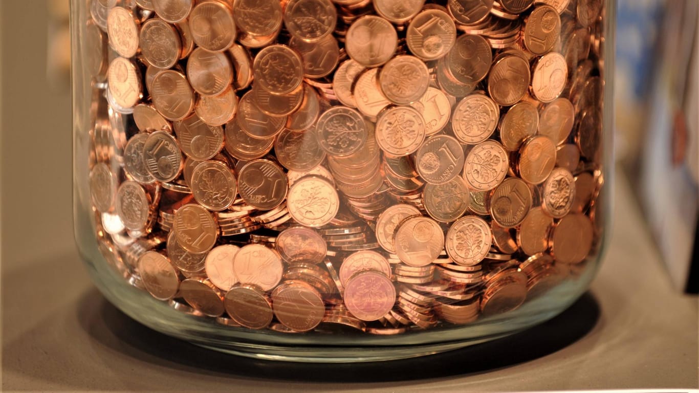 Kleine Münzen in einem Glas: In Finnland und Irland werden die kleinen Cent-Stücke nicht mehr produziert. (Archivbild)