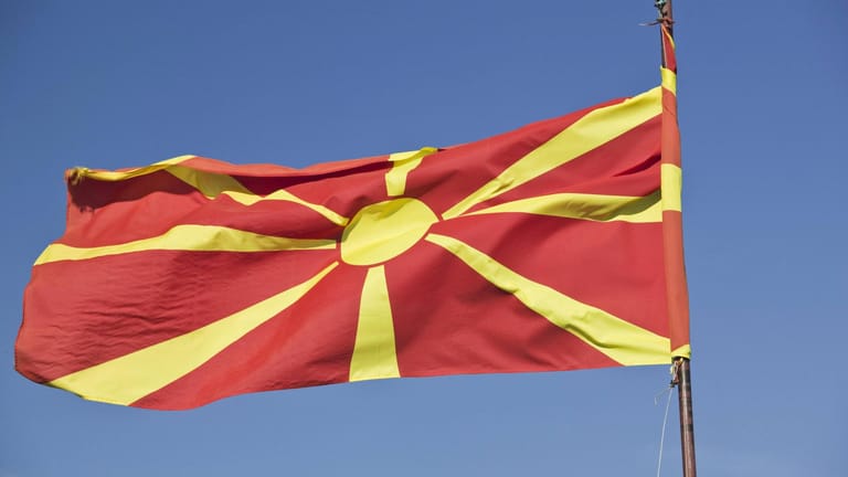 Die mazedonische Flagge: In Zukunft heißt der Staat "Republik Nord-Mazedonien". (Archivbild)
