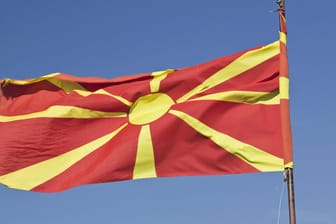 Die mazedonische Flagge: In Zukunft heißt der Staat "Republik Nord-Mazedonien". (Archivbild)