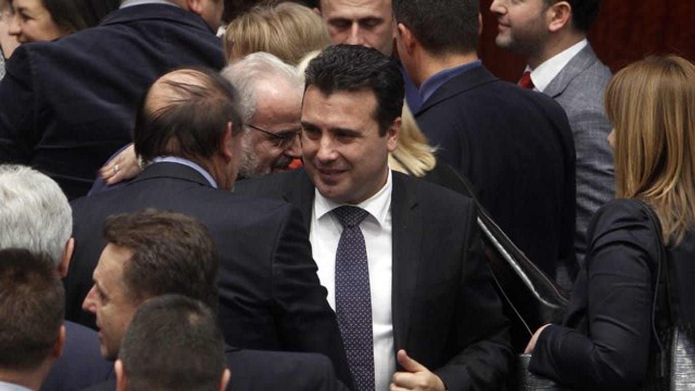 Mazedoniens Regierungschef Zoran Zaev hat die geforderte Zweidrittelmehrheit knapp erreicht.