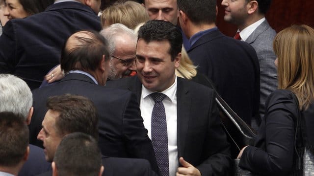 Mazedoniens Regierungschef Zoran Zaev hat die geforderte Zweidrittelmehrheit knapp erreicht. Mazedoniens Regierungschef Zoran Zaev hat die geforderte Zweidrittelmehrheit knapp erreicht.