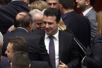 Mazedoniens Regierungschef Zoran Zaev hat die geforderte Zweidrittelmehrheit knapp erreicht.