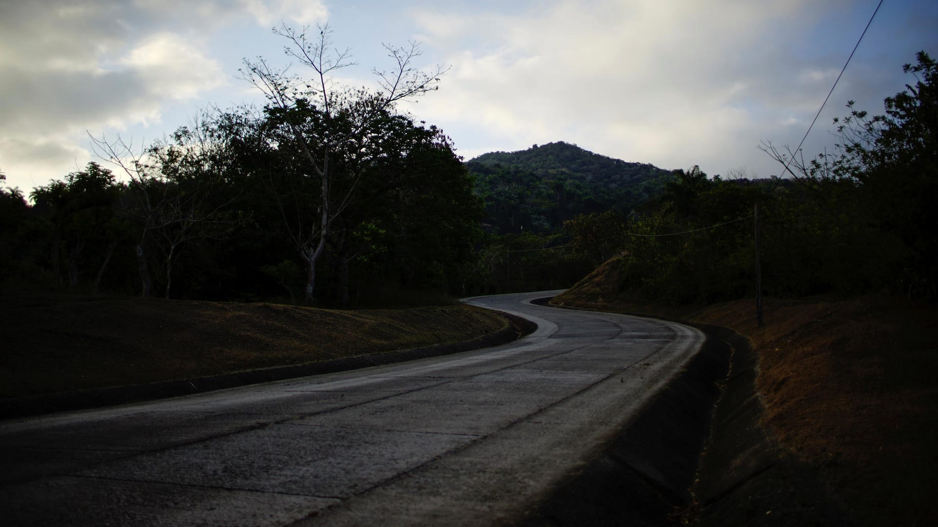 Eine Straße auf Kuba: Der Bus war zwischen Guantánamo und Baracoa unterwegs, als das Unglück passierte. (Symbolbild) Eine Straße auf Kuba: Der Bus war zwischen Guantánamo und Baracoa unterwegs, als das Unglück passierte. (Symbolbild)