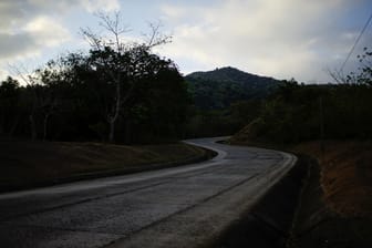 Eine Straße auf Kuba: Der Bus war zwischen Guantánamo und Baracoa unterwegs, als das Unglück passierte. (Symbolbild)