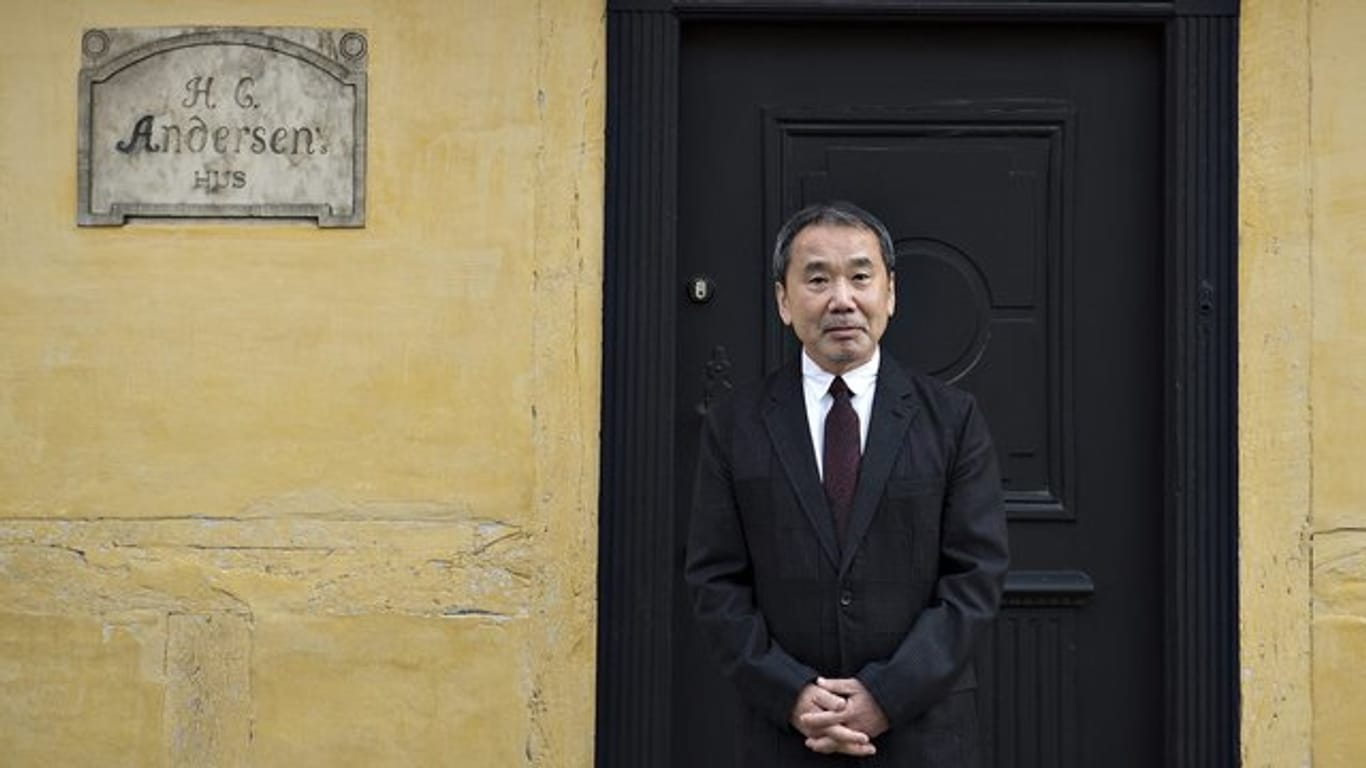 Haruki Murakami vor dem Haus des dänischen Schriftstellers H.